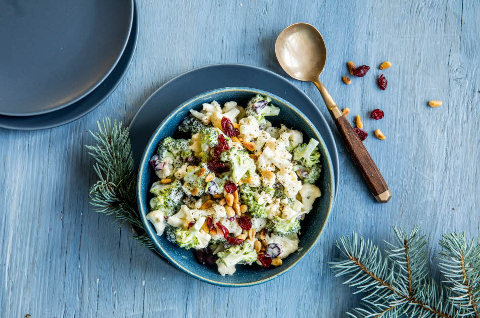 Bord sett ovenfra med blomkålsalat og pynt