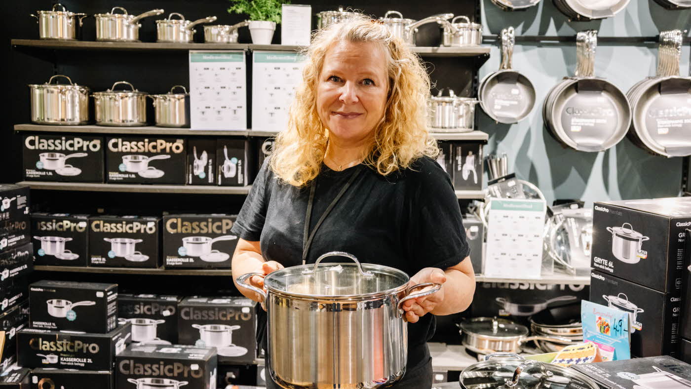 Dame som holder kjele