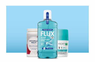 Tre apotekprodukter mot blå bakgrunn. Fra venstre: et hvitt og rødt kosttilskuddsglass merket "Nycoplus Multi", en blå munnskylleflaske "Flux Original Coolmint", og en turkis og hvit roll-on-deodorant