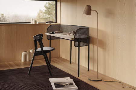 rom med skrivebord, stol og stående lampe