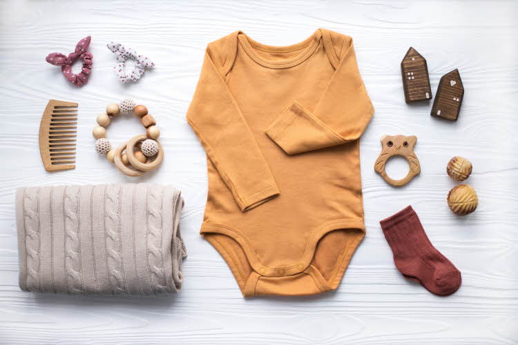 barneklær, biteleker, sokker, genser, onesie og håstrikk i natur farger til baby