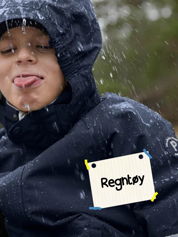 Tekst: Regntøy. Gutt som står med tungen ut i regnet.