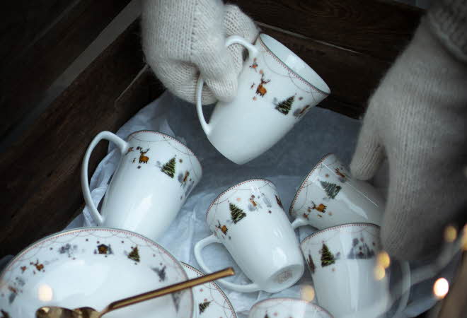 To hender med votter som tar ut kopper fra en boks.