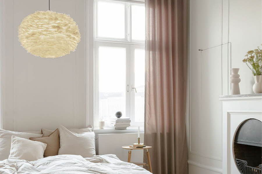 soverom med lys fjærete lampe fra taket