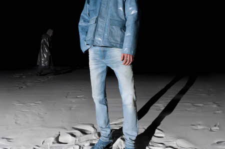 person som poserer i denim jakke og bukse