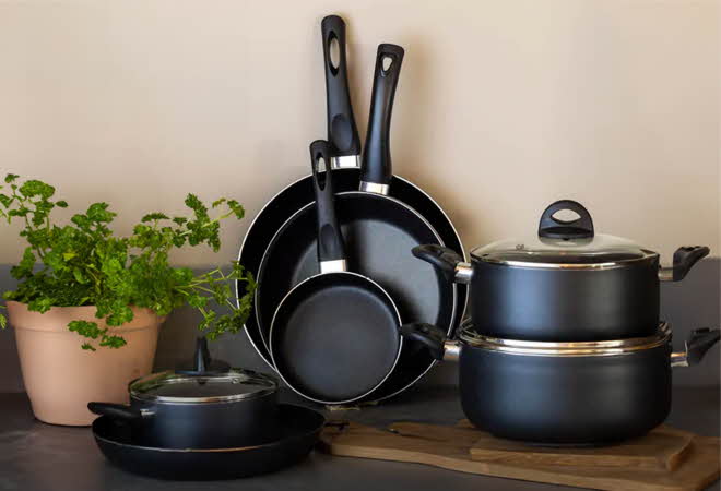 En kjøkkenbenk med stekepanner og kasseroller fra Cuisine.