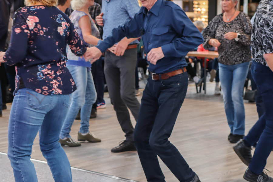voksne personer danser på dansegulv