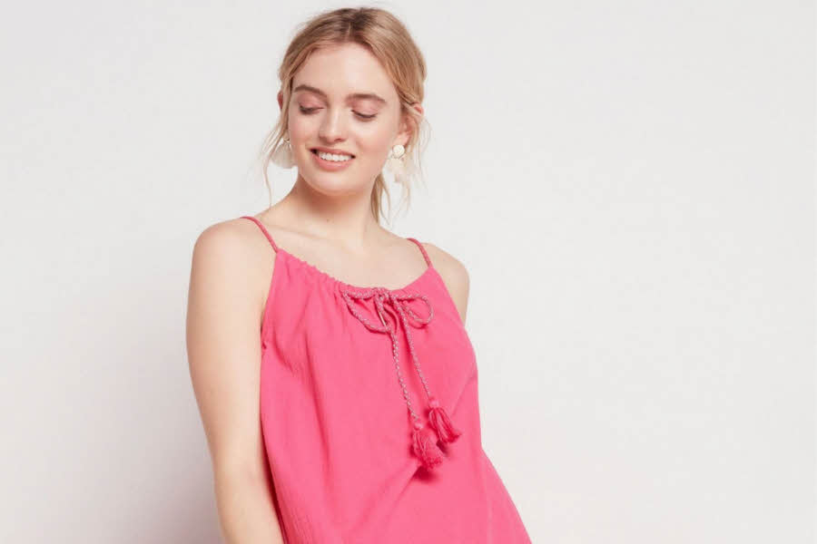 dame i rosa kjole fra Lindex