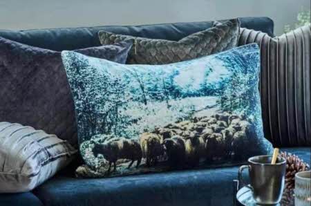 Feel puter i sofa med sauer og ruter