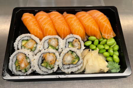 Sushi på et fat