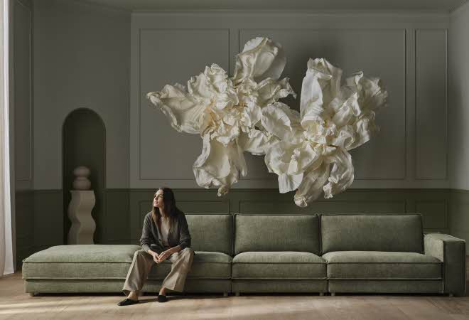 Kvinne sitter i en sofa fra Bolia