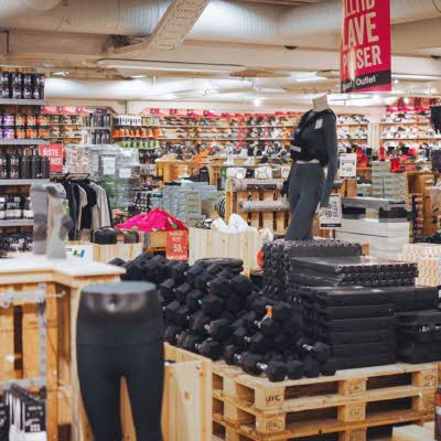 Butikk bilde av sport outlet med diverse produkter