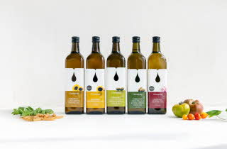 Fem flasker Clearspring økologiske oljer.