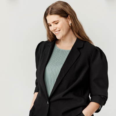 Dame har på seg blazer 