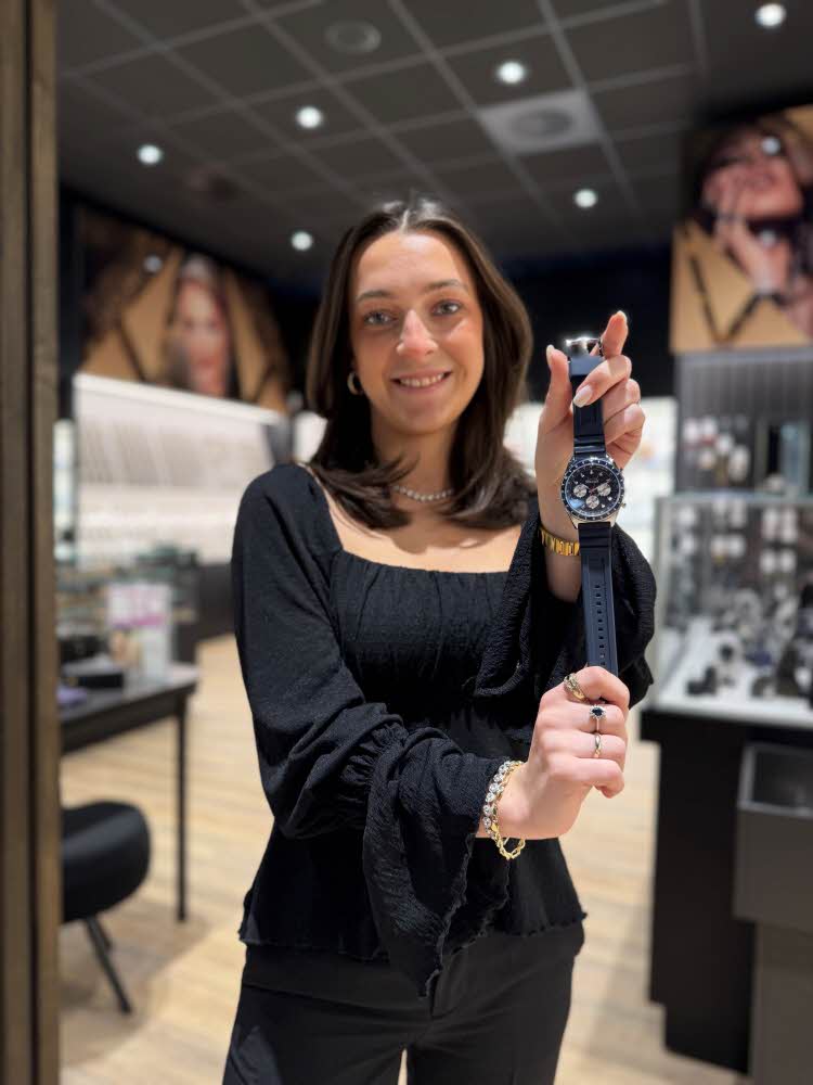 Klokke fra Edelt holdt frem av ansatt i butikken
