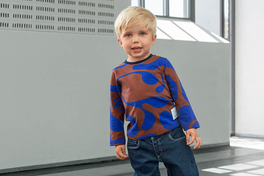 gutt i mønstrete genser