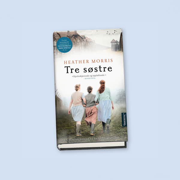 En bok med bilde av tre jenter som holder armene sine sammen i knyte