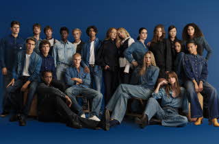 En gruppe med dobbel denim antrekk