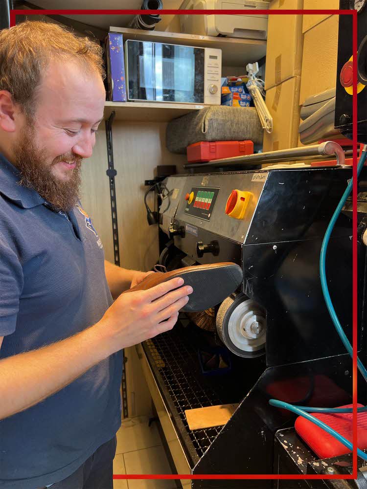 Mann som reparer sko