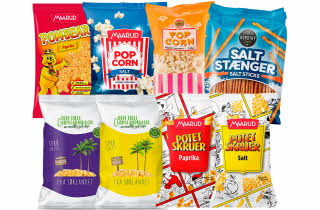 Flere poser med snacks, inkludert potetskruer, popcorn, saltstenger og chips fra ulike merker.