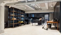 Interiør fra kontoret til The Oslo Company, kjøkkensone hvor rustikke detaljer som betong og ventilasjon er synlig