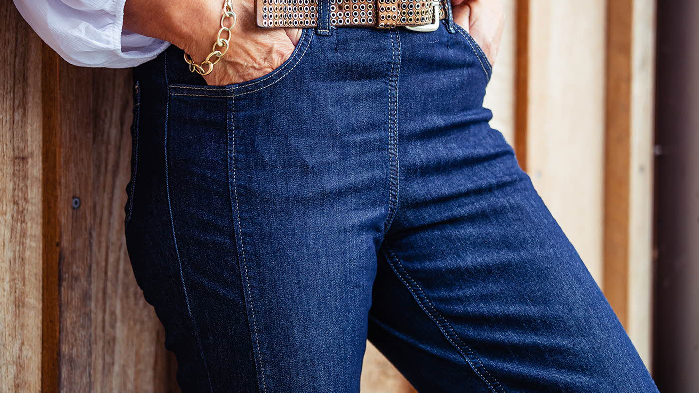 Bilde av jeans med belte.