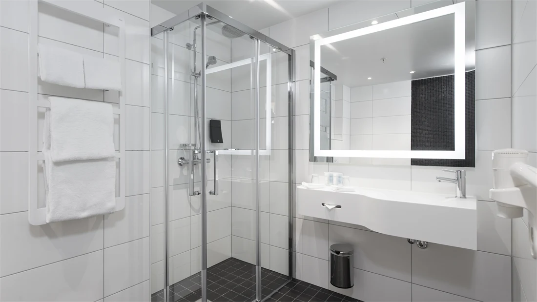 Dusj, stort speil og vask på bad i superior room på Thon Hotel Rosenkrantz Oslo, som ligger i Oslo sentrum