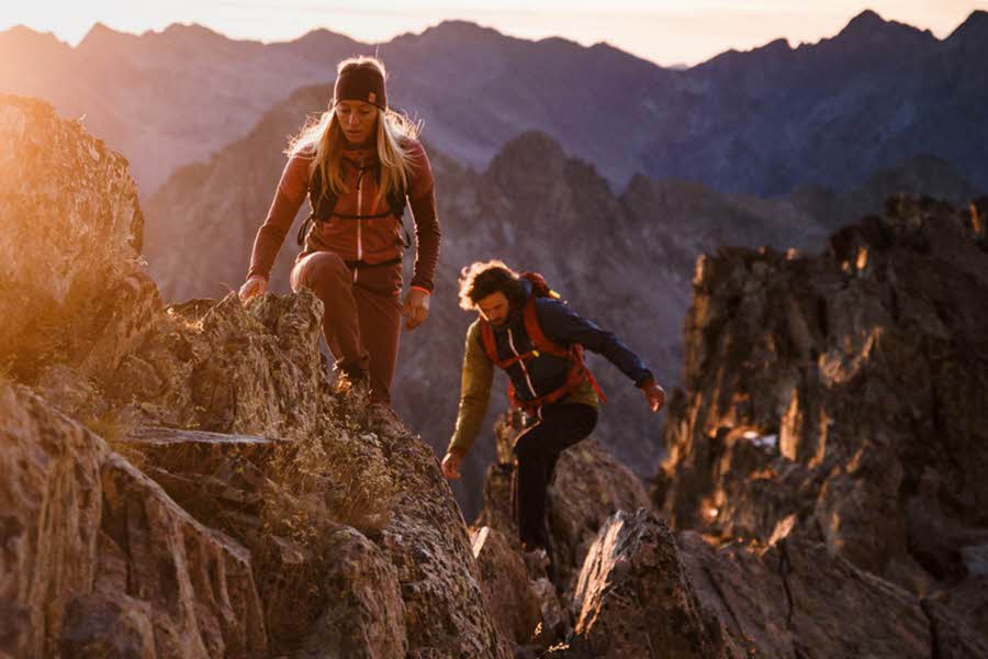 to personer som klatrer opp ett fjell med utstyr fra Sport 1