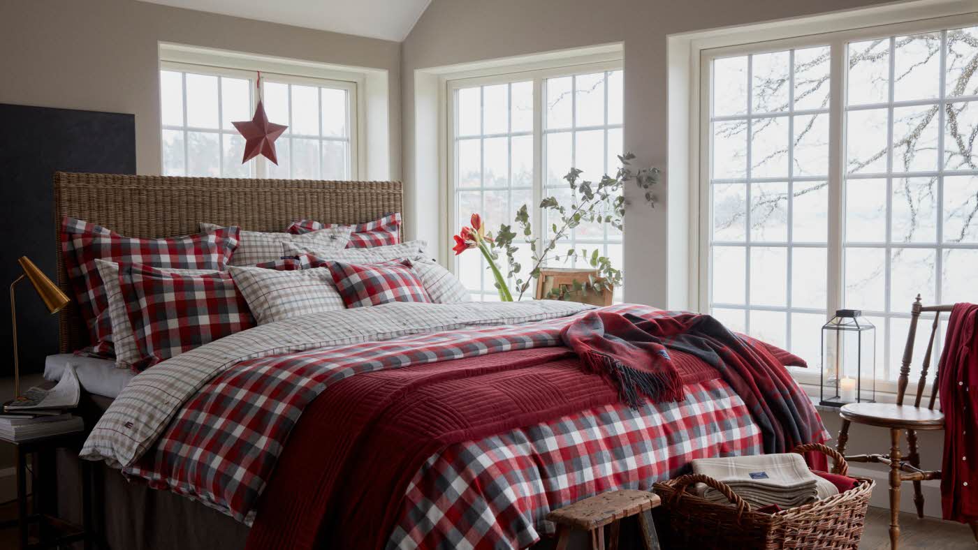 En oppredd seng med lexington-julesengetøy