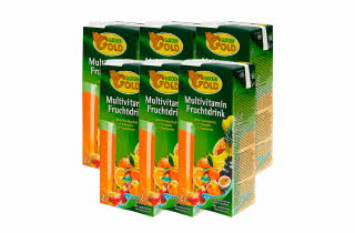 Seks kartonger med multivitamin juice.