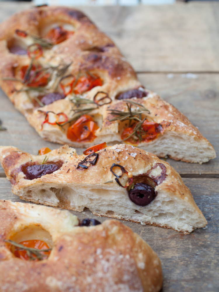 Oppskjært foccacia med tomater og urter
