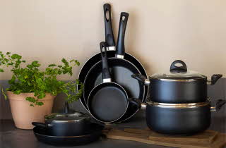 En kjøkkenbenk med stekepanner og kasseroller fra Cuisine.