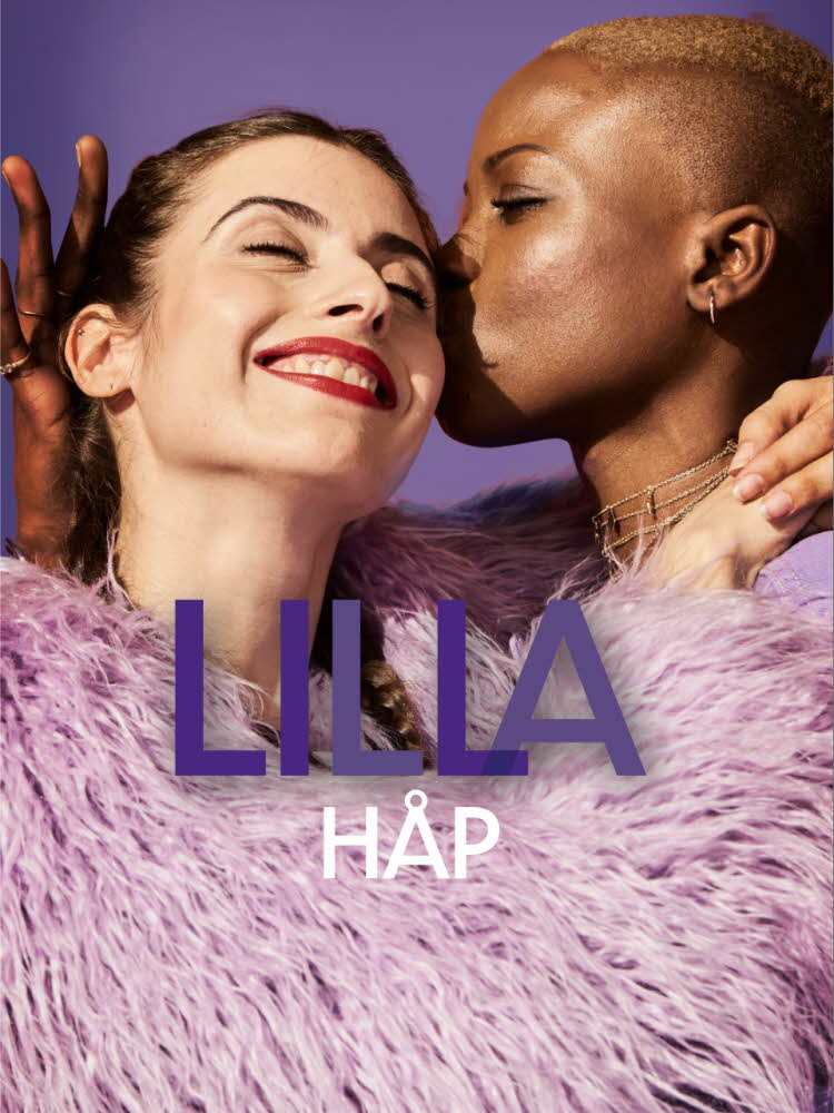 Lilla bakgrunn, to damer i lilla "hårete" kjole, hun ene kysser hun andre på kinnet. Tekst: Lilla Håp