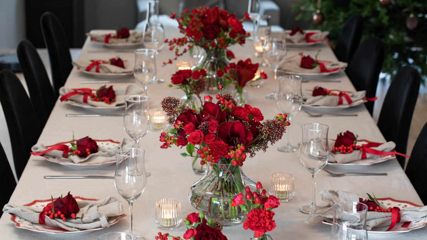 bord dekket med blomster fra Mester Grønn