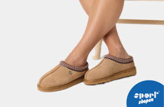 Slippers med dekorativ kant og pelsfôr.
