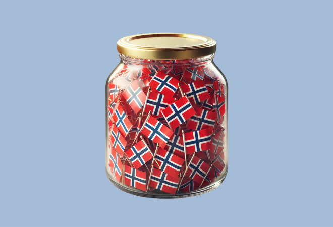 En glasskrokke fyllt med norske flagget.