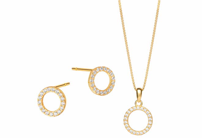 Smykkesett i gullfarge med sirkelanheng og matchende øredobber, dekorert med små steiner.