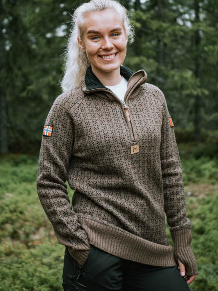 Dame som står i skogen
