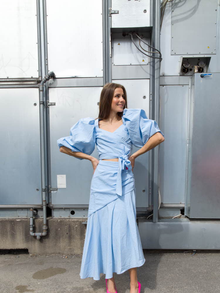 Nina Sandbech i en blå kjole