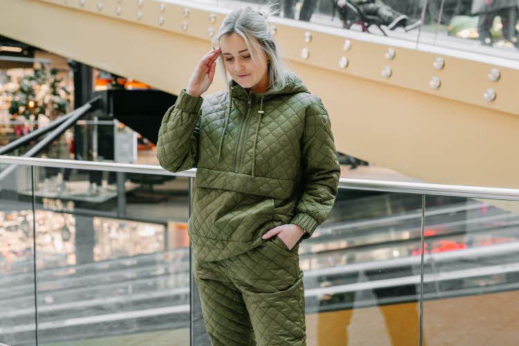 dame i khaki farget loungewear