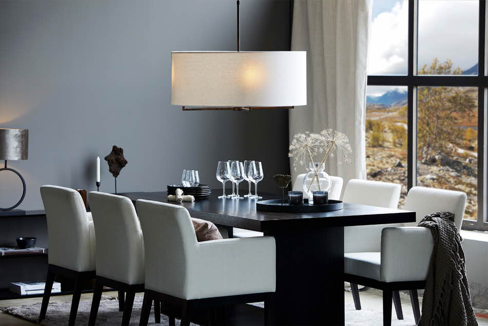 Spisebord med lampe ovenfor