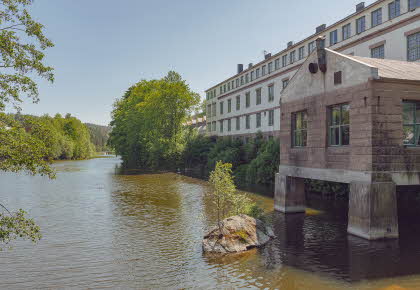 Gammel fabrikk ved et vann i Heggedal