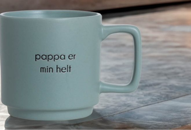 En turkis kopp med tekst pappa er min helt