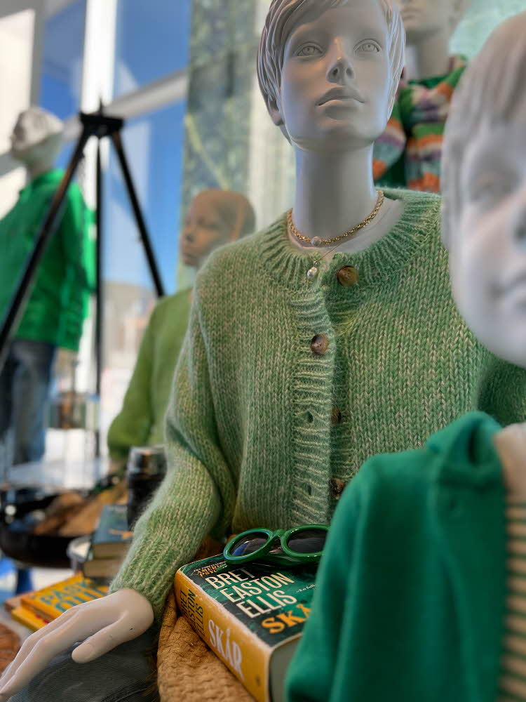 Utstillingsdokker i grønne klær