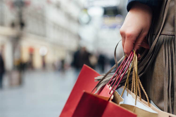 Dame som bærer på handleposer etter shopping