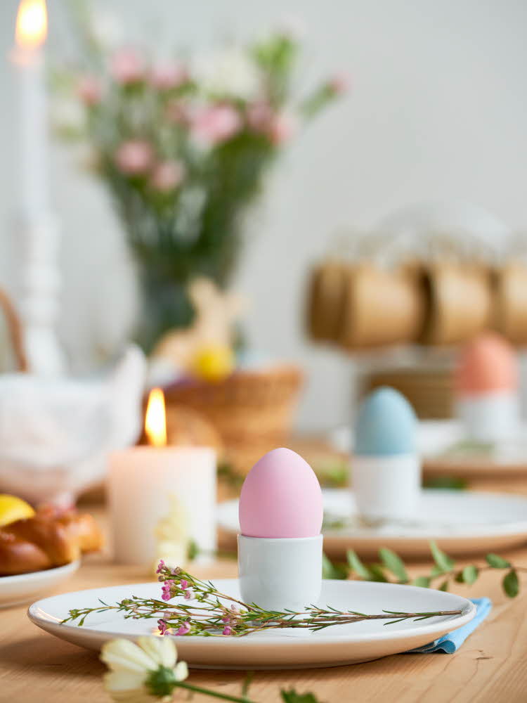 Speilegg med bacon formet som en kanin Bord dekket med egg i pastellfarger