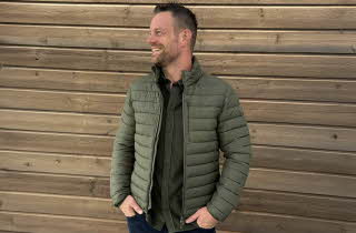 Mann med grønn boblejakke