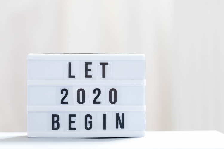 Skilt som sier "let 2020 begin"