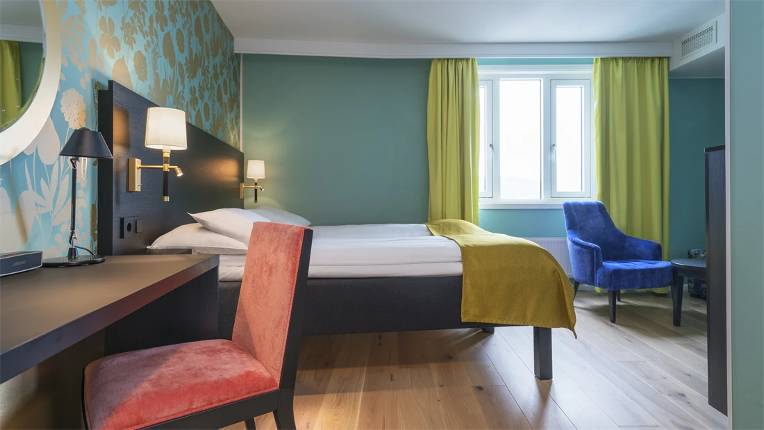 Skrivebord og seng i superior rom på Thon Hotel Nidaros i Trondheim