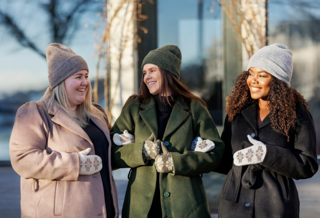 Tre kvinner iført klær fra Careless står sammen utendørs